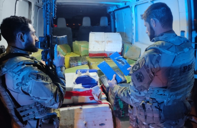 PRF apreende furgão com quase 2 toneladas de maconha em Céu Azul; droga foi carregada em Santa Helena