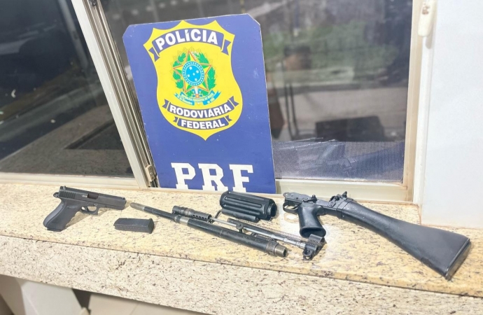 PRF apreende fuzil e pistola durante abordagem na BR-277