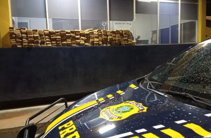 PRF apreende maconha transportada em veículo roubado