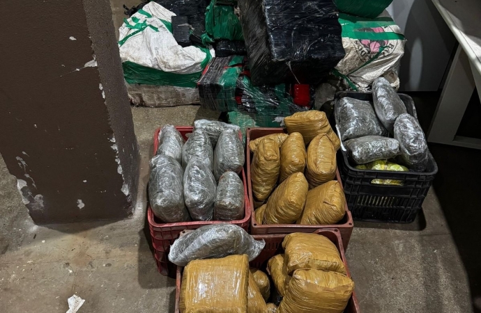 PRF apreende mais de meia tonelada de maconha e carro roubado em Santa Terezinha de Itaipu