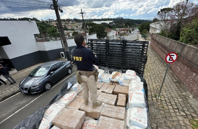 PRF apreende mais de uma tonelada de maconha escondida em carga de farinha na BR-116