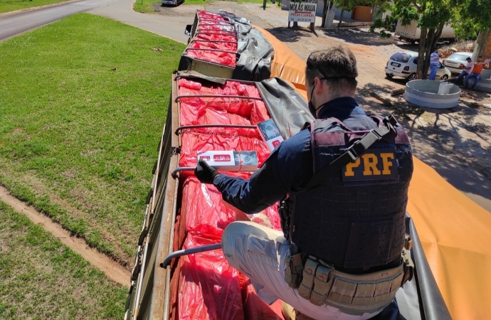 PRF apreende R$ 2,5 milhões em cigarros em bitrem no Paraná