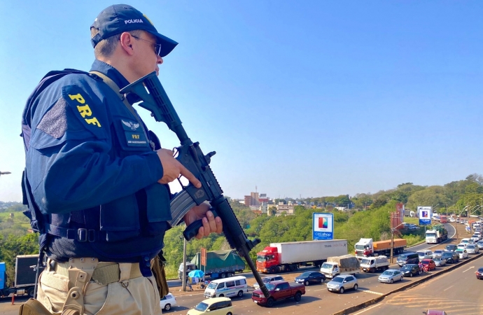 PRF desencadeia operação contra crimes na zona primária de fronteira em Foz do Iguaçu