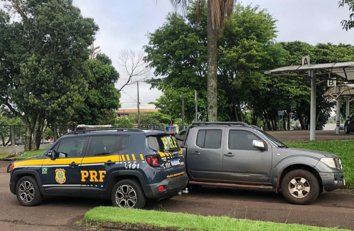 PRF e PM prendem motorista de caminhonete roubada após tentativa de homicídio contra os agentes da PRF