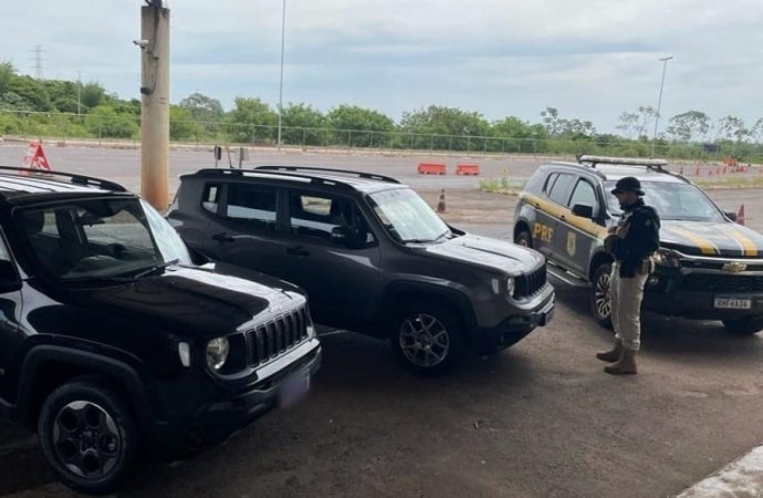 PRF recupera duas camionetes e prende três pessoas que tentavam levar os veículos para o Paraguai