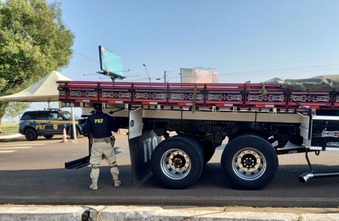 PRF flagra caminhão com 21 pneus sem condições de rodar