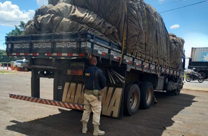 PRF flagra em Santa Terezinha de Itaipu (PR) caminhão com arqueamento da altura de um homem