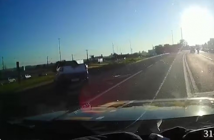 PRF persegue contrabandista e veículo cai na canaleta às margens da BR-277, em Cascavel
