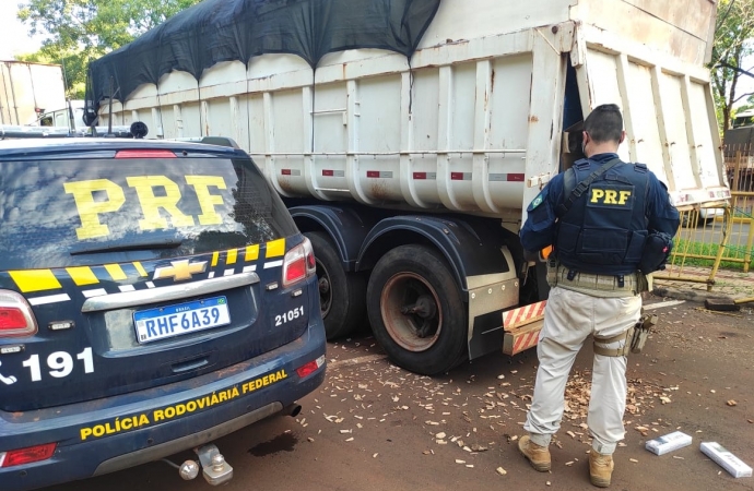 PRF prende fugitivo e caminhão carregado com cigarros paraguaios após acompanhamento tático pelo centro de Guaíra
