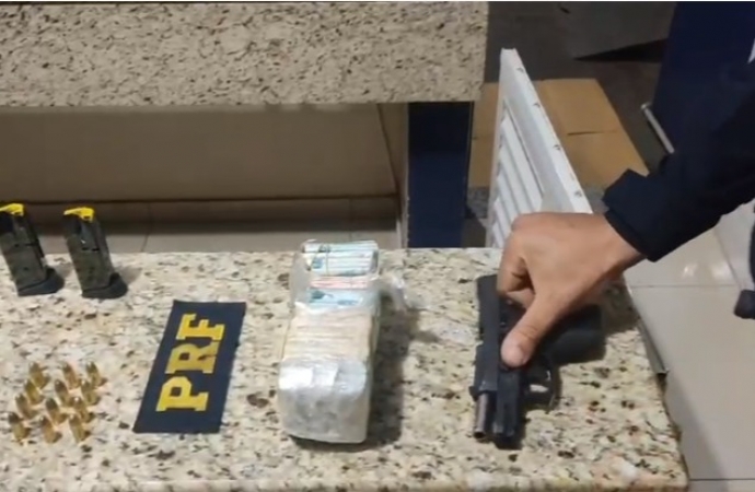 PRF prende homem que transportava pistola e R$ 33 mil em Santa Terezinha de Itaipu