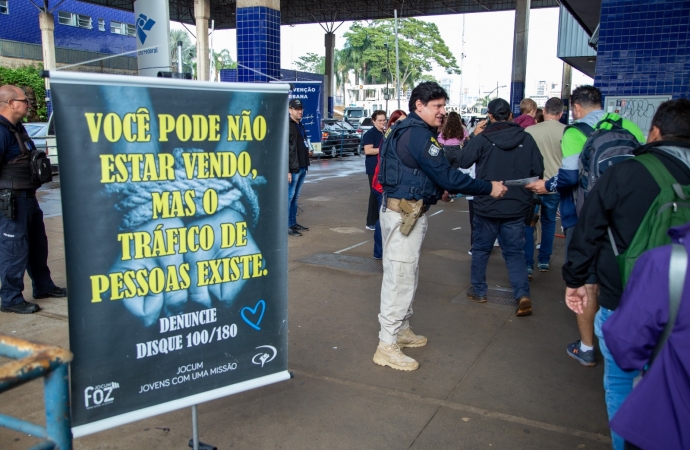 PRF realiza ação de conscientização sobre tráfico de pessoas na Ponte Internacional da Amizade