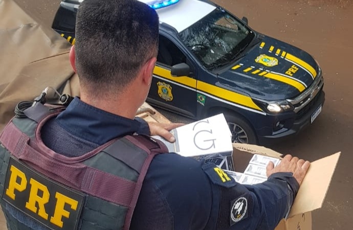 PRF realiza apreensão de cigarros contrabandeados em bitrem em Guaíra