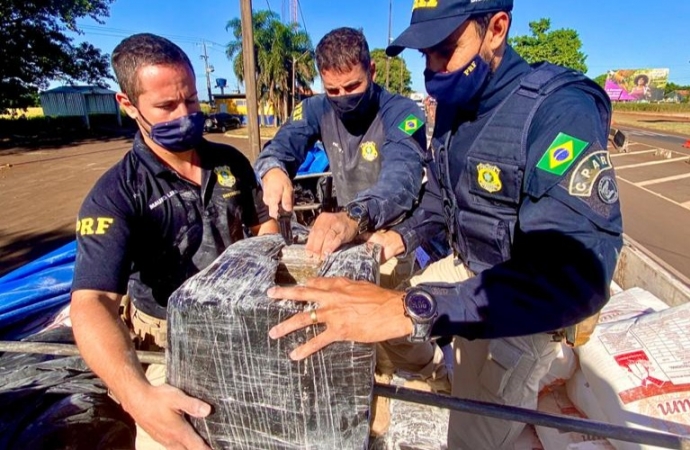 PRF realiza grande apreensão de maconha dissimulada em carga de farinha de trigo