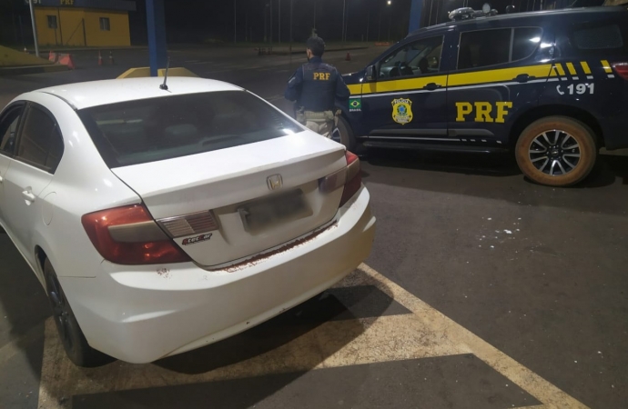 PRF recupera automóvel furtado no Mato Grosso em estrada rural de Guaíra