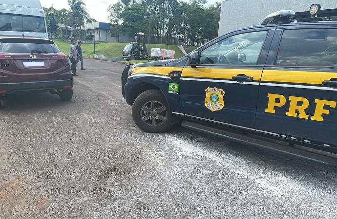 PRF recupera carro roubado após perseguição em Santa Terezinha de Itaipu (PR)