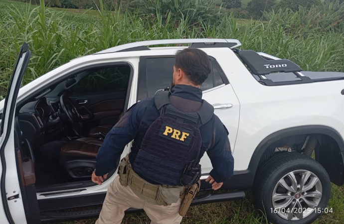 PRF recupera veículo furtado após tentativa de fuga na BR-277, em Céu Azul