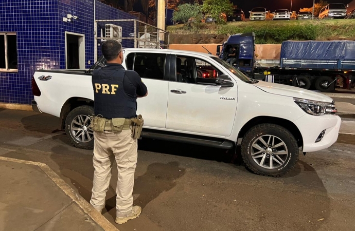 PRF recupera veículo roubado em fiscalização na BR-277