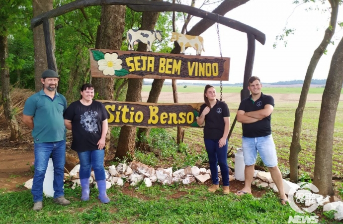 Produtor de leite faz três ordenhas por dia para pagar faculdade dos filhos