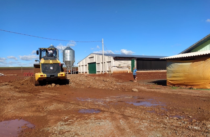 Produtores rurais de Itaipulândia são atendidos com cascalhamento em suas propriedades