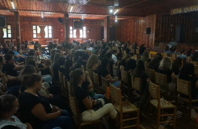 Professores de São Miguel do Iguaçu se vestem de preto como protesto à distorção da tabela salarial