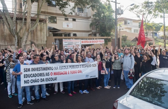 Professores e funcionários da rede estadual fazem paralisação nesta quinta-feira (29)