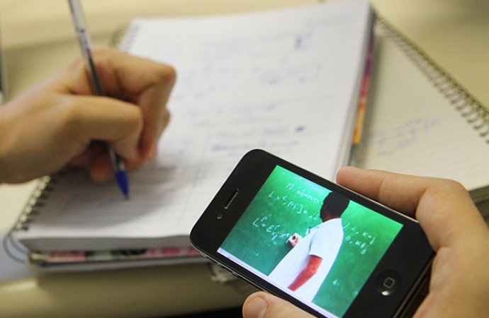 Professores lançam campanha de arrecadação de celulares para alunos em Santa Helena; ajude uma criança a estudar!