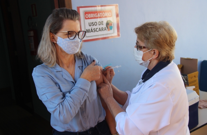 Profissionais da Educação de Serranópolis começam a receber imunização contra a Covid-19