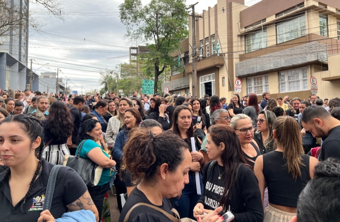 Profissionais da educação municipal de Foz iniciam greve geral na segunda (16)