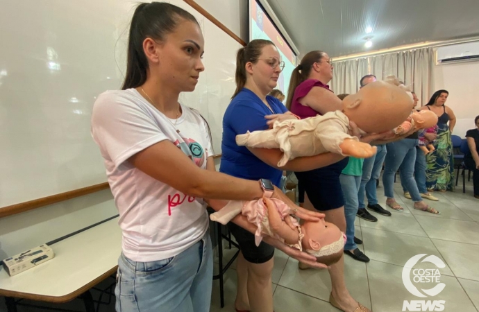 Profissionais da educação recebem treinamento sobre desengasgo de bebês em São Miguel do Iguaçu