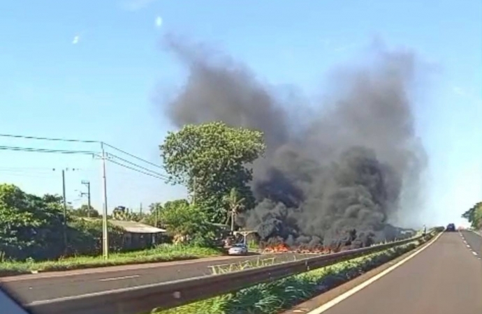 Protesto contra morte por atropelamento gera fumaça e mobiliza moradores na BR-277, em Medianeira