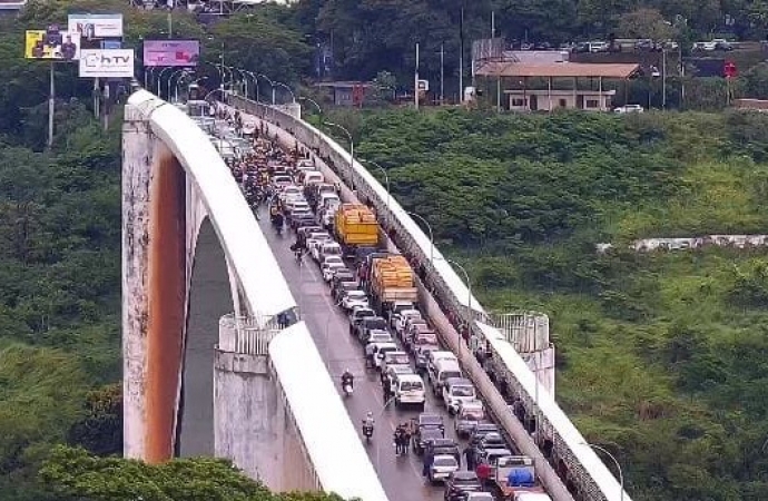 Protestos bloqueiam ponte da amizade nesta terça (18)