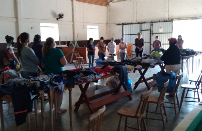 Provopar e Cáritas de Missal desenvolvem Feirão de Roupas Usadas na Comunidade de Jacutinga