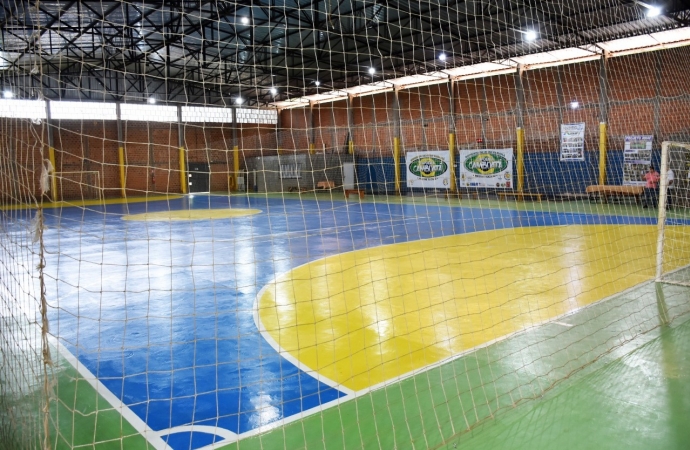 Quadra de esportes do Bairro Floresta recebe melhorias no piso para atender cerca de 1.000 atletas da comunidade