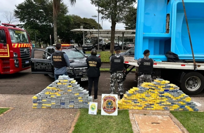 Quase 500 kg de cocaína são encontrados em fundos falsos de piscinas em caminhão guincho, em Medianeira