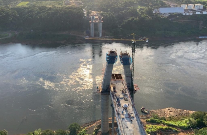 Quase metade da segunda ponte, obra financiada pela usina de Itaipu, está concluída