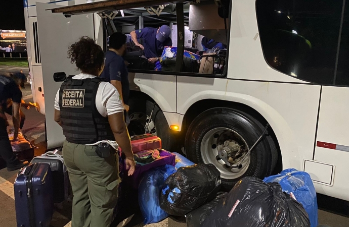 Quatro carros e dois ônibus de linha com mercadorias avaliadas em 320 mil reais foram apreendidos