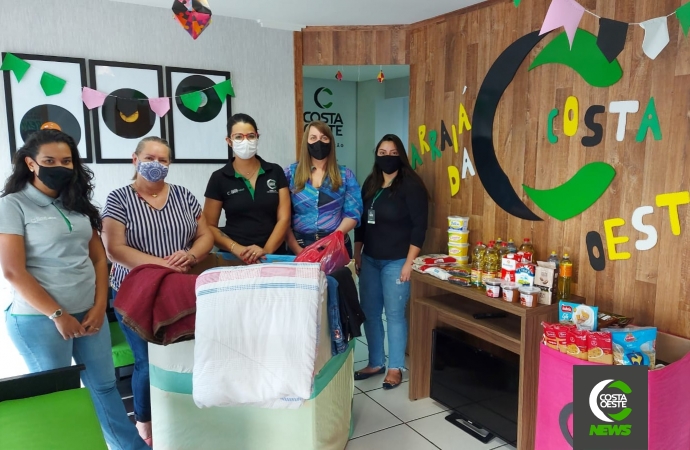 Rádio Costa Oeste 106,5 FM faz repasse de alimentos e roupas arrecadadas durante o Arraiá Solidário