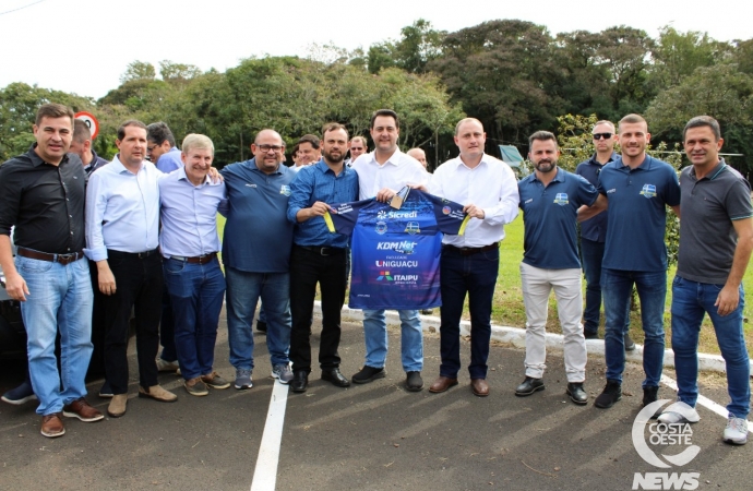 Ratinho Junior recebe camisa oficial do Santa Helena Futsal