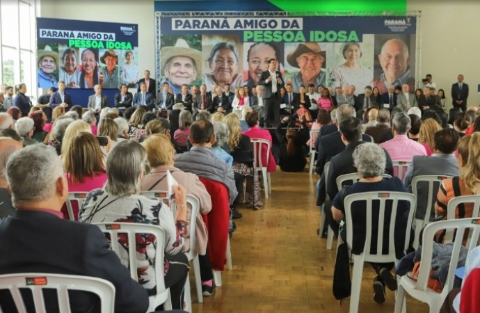 Ratinho Junior sanciona lei da gratuidade das passagens e anuncia programas aos idosos