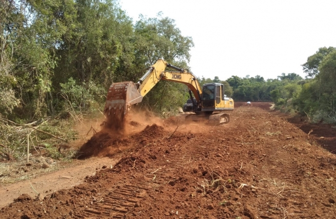 Readequação de Estrada em São Pedro mobiliza várias equipes da Administração Municipal de Missal