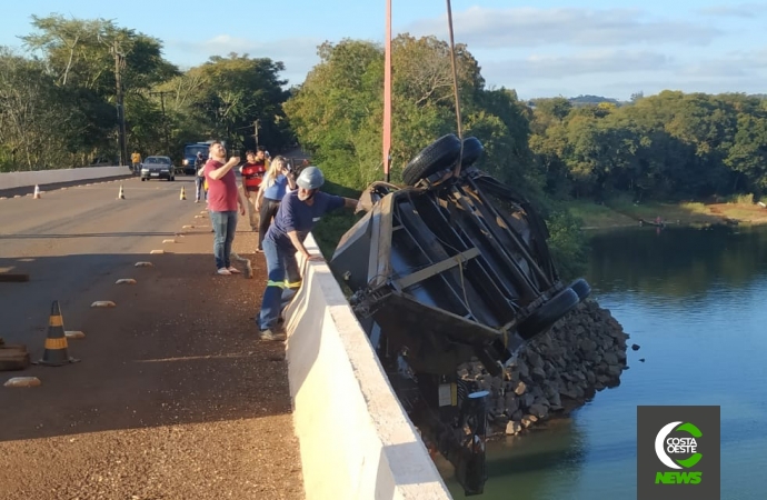 Reboque que caiu de ponte no Rio São Francisco Falso em Santa Helena é retirado com auxílio de guincho