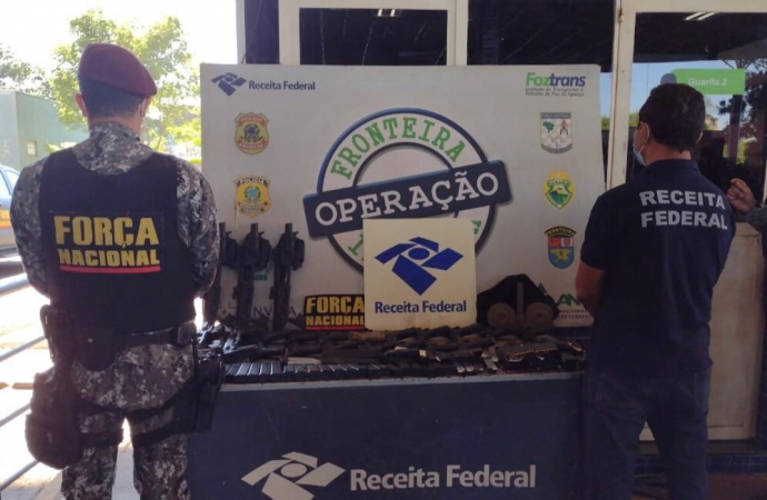 Receita Federal apreende 16 pistolas e 40 carregadores, além de munições, na Ponte Internacional da Amizade