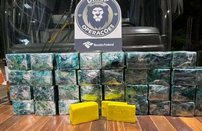 Receita Federal apreende 208,6 kg de cocaína em fundo falso de um ônibus em São Miguel do Iguaçu