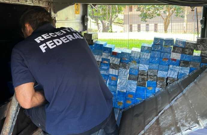 Receita Federal apreende 323 celulares em fundo falso de ônibus na BR 277