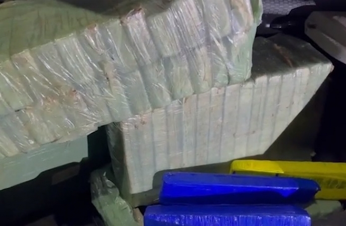 Receita Federal apreende carro com 100 kg de maconha no PR