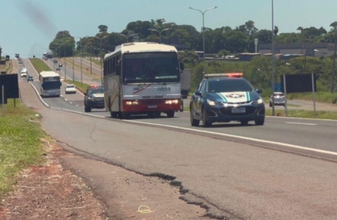 Receita Federal apreende dois ônibus com mercadorias ilegais na BR-277