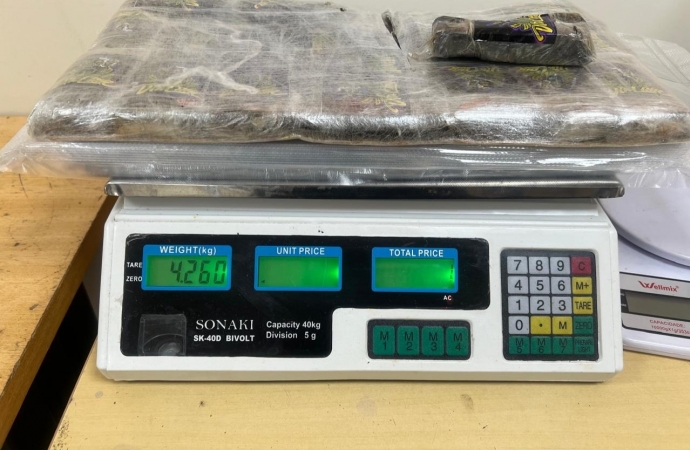 Receita Federal apreende droga em fundo falso de mala com passageiro em ônibus na Ponte Internacional da Amizade
