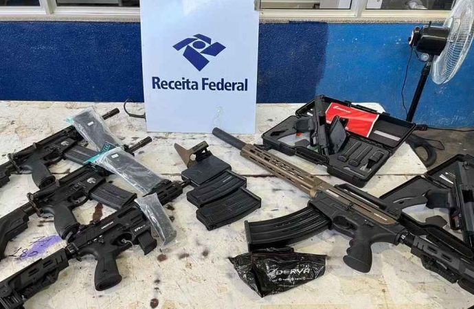 Receita Federal apreende fuzis e outras armas em fundo falso de ônibus com abertura eletrônica