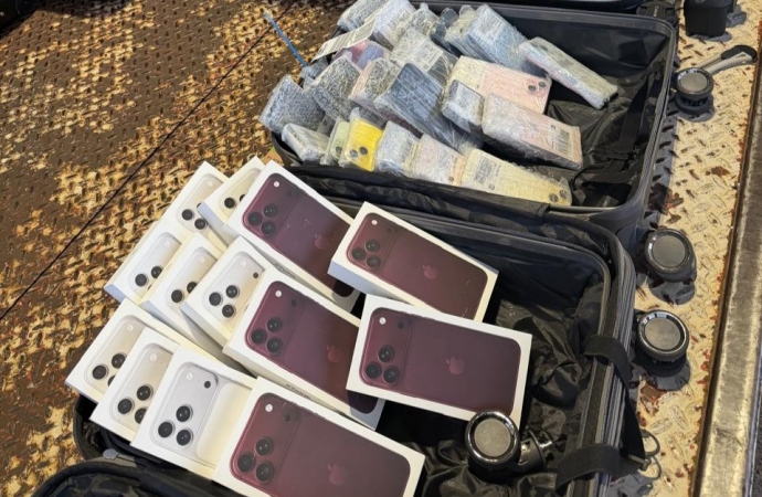 Receita Federal apreende, no Aeroporto Internacional de Foz do Iguaçu, iPhones 18 Pro Max recém-lançados