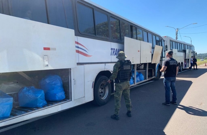 Receita Federal, BPFron e PRF retêm cinco ônibus em Santa Terezinha de Itaipu